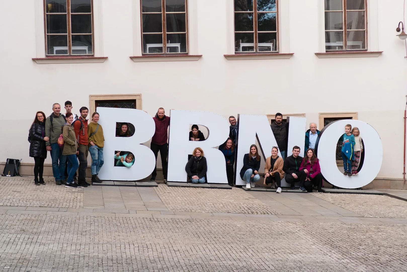 Skupinová fotka na prohlídce Brna - turisté s průvodcem