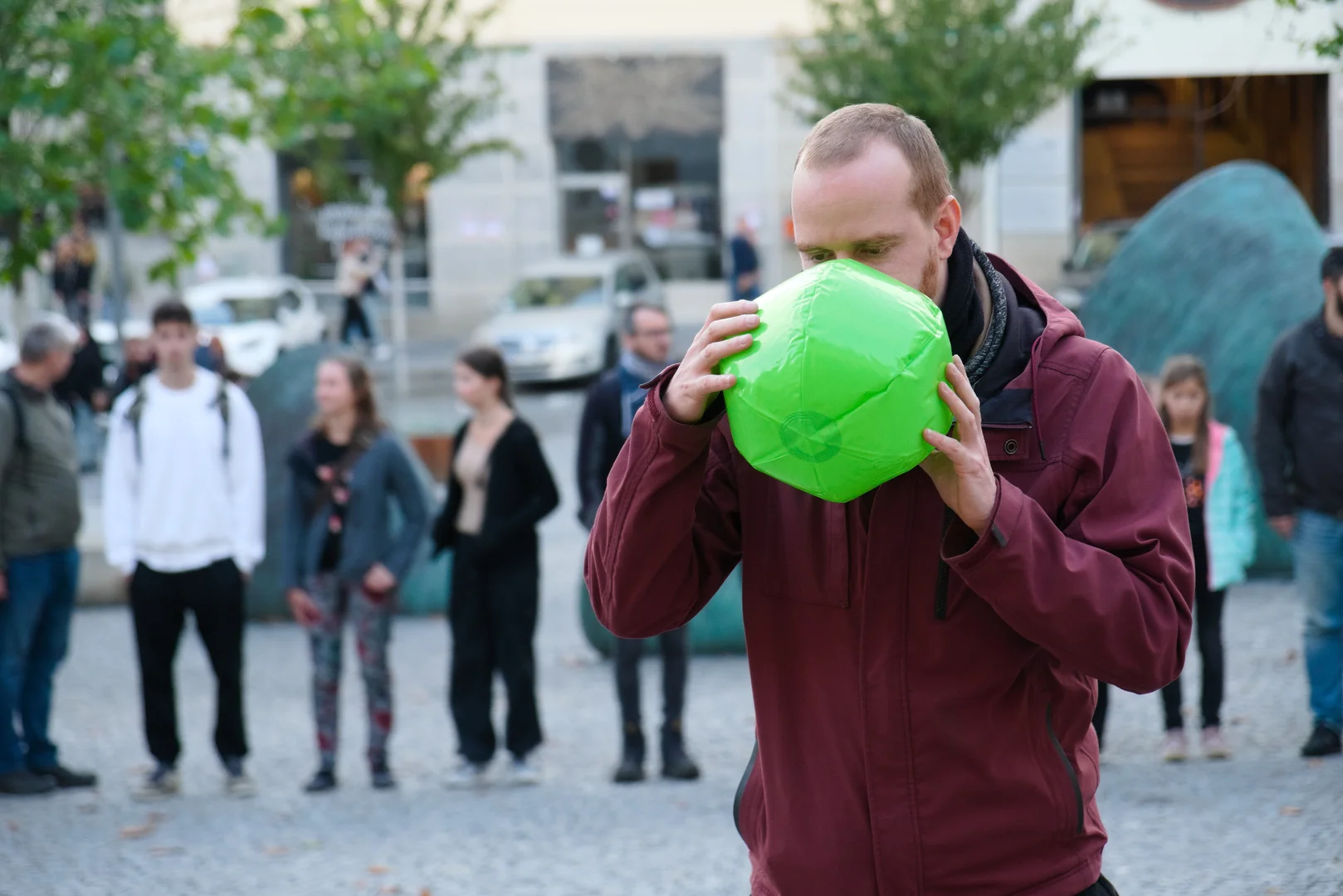 Prohlídky Brna pro školy - žáci s průvodcem u památek města